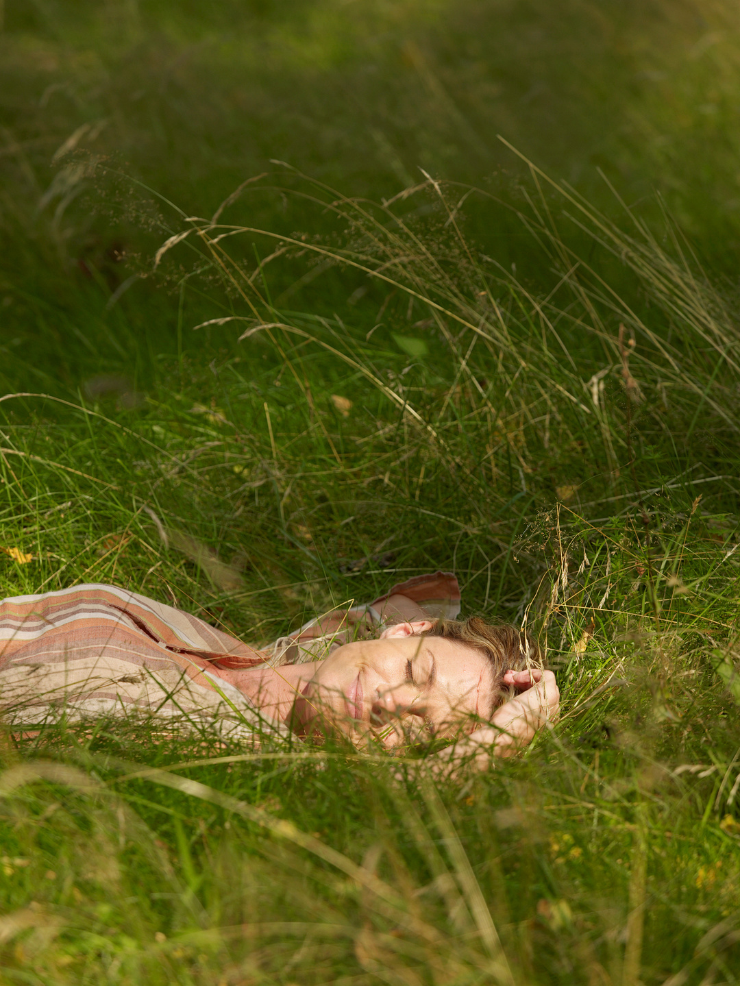 摄图网_501453111_躺在草地上睡觉的女人（企业商用）.jpg