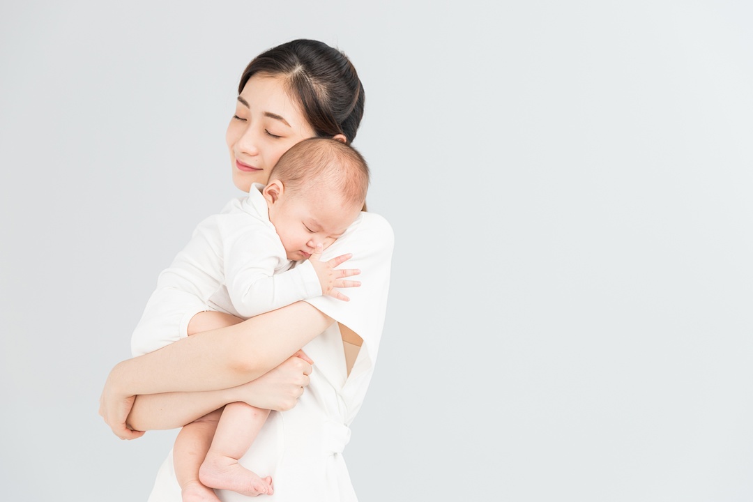 摄图网_500962246_母婴妈妈抱着宝宝睡觉（企业商用）(1).jpg