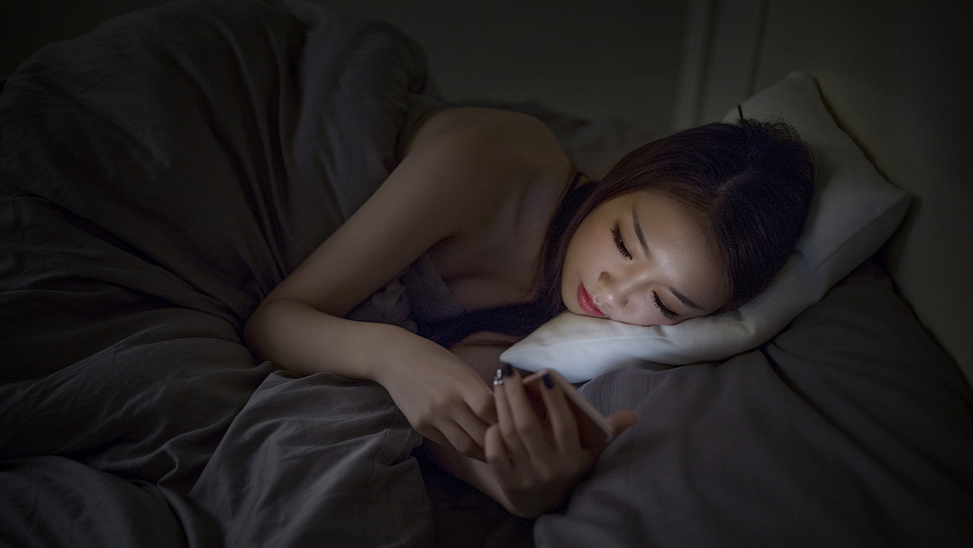 摄图网_500675230_banner_深夜睡前躺着玩手机的女生（企业商用）.jpg
